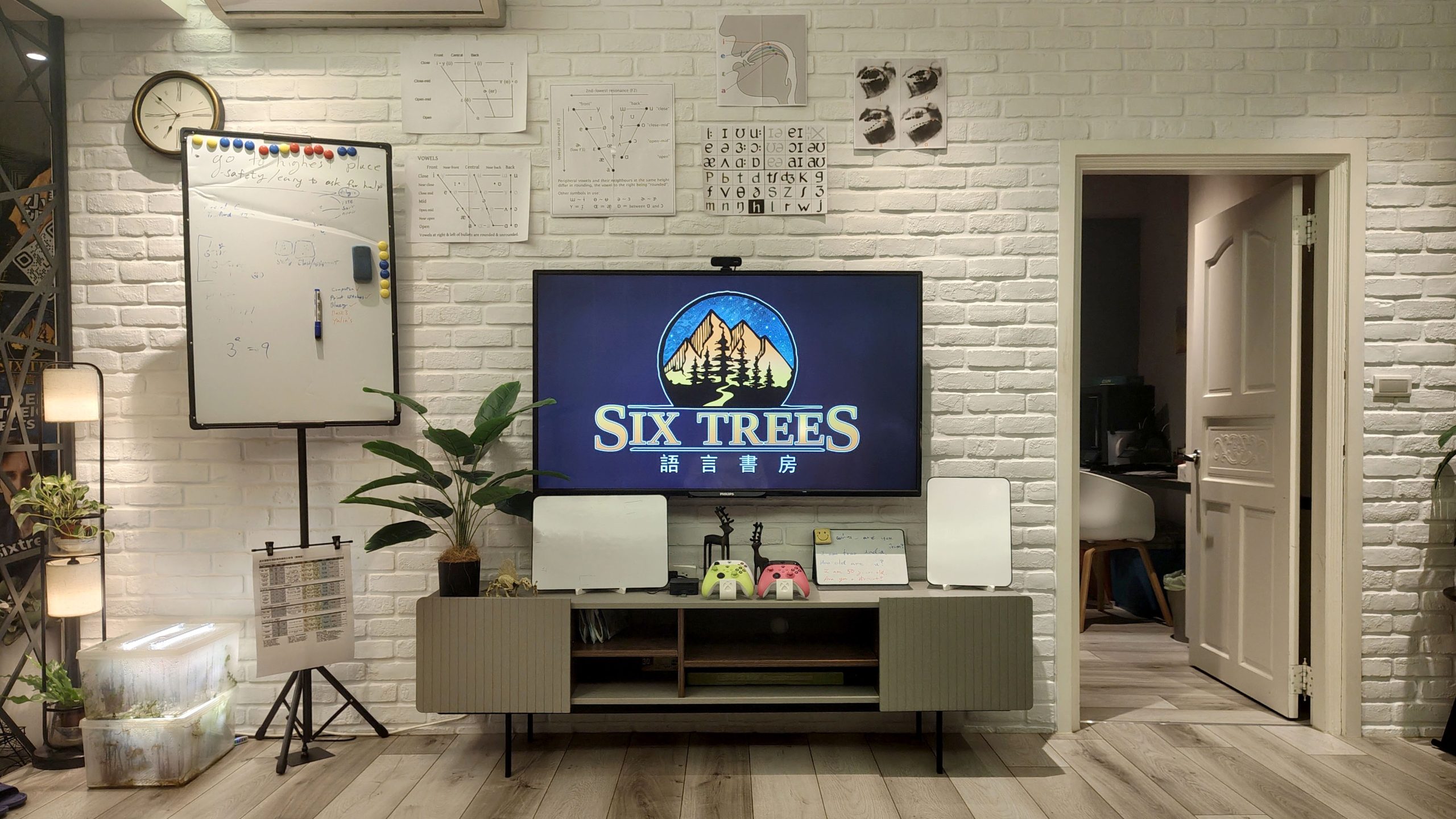 訓練空間實景 — 配備完整語音教具與即時矯正工具