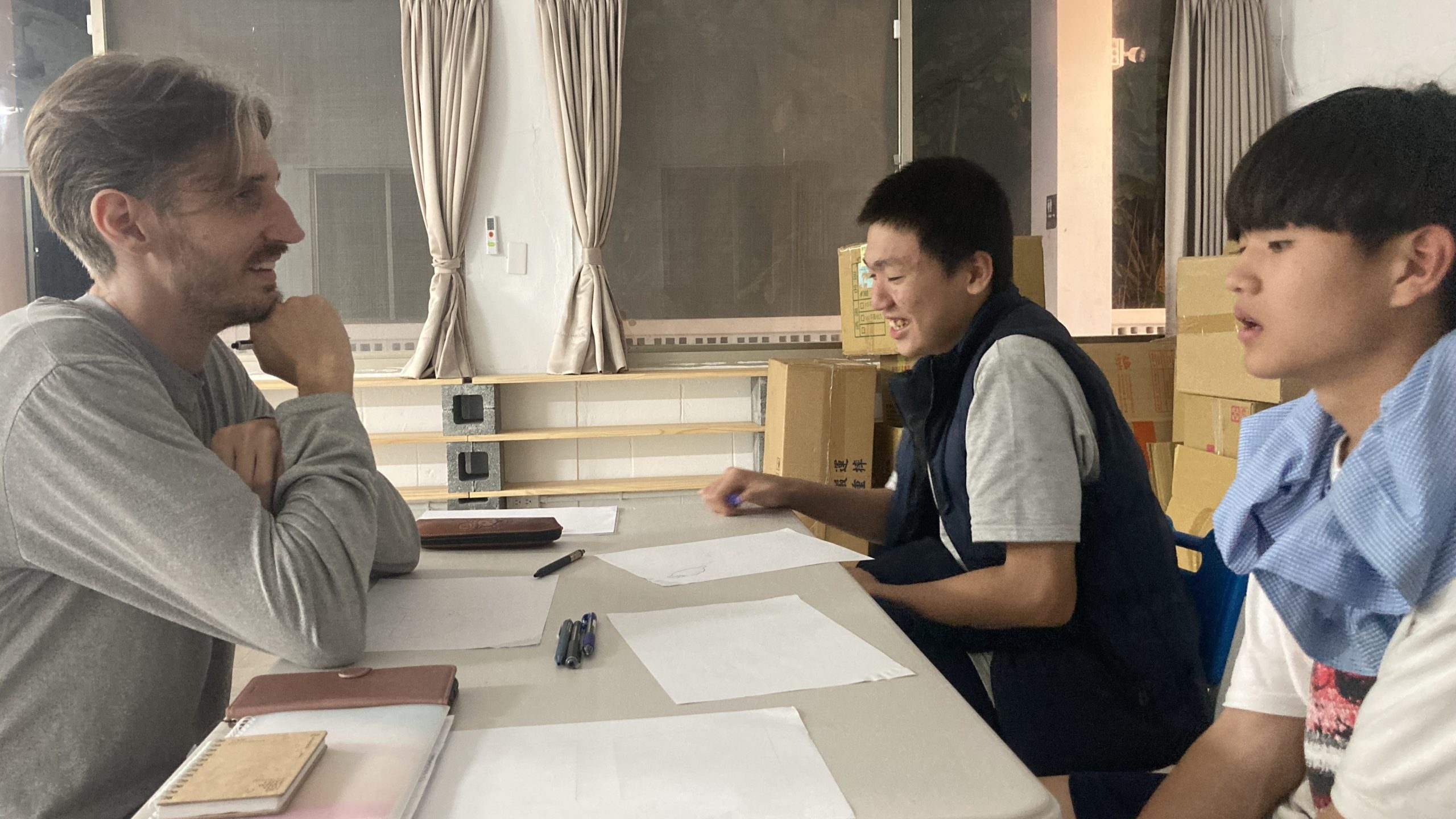 Zach 與人聊天