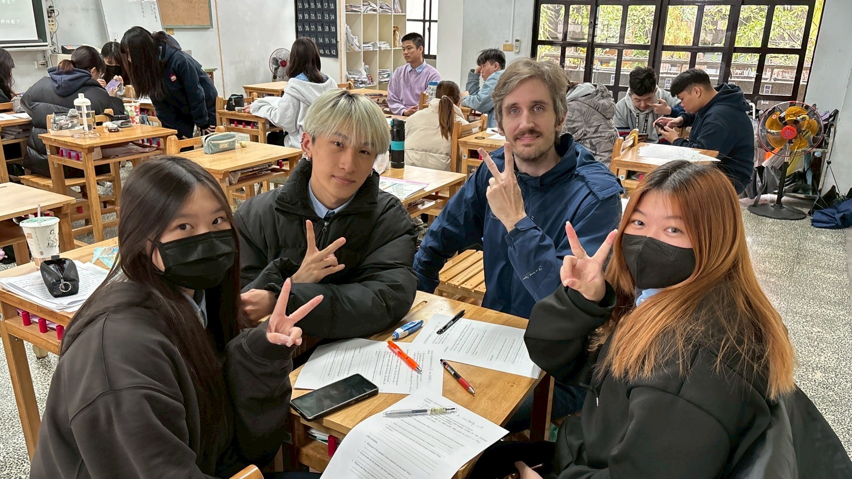 Zach 與高中生上課，比 Y